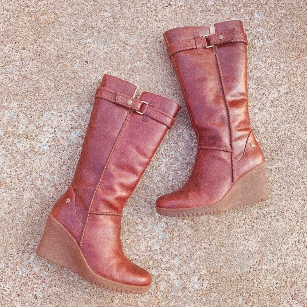 UGG Maxene Brown Sheepskin Boots Size 7